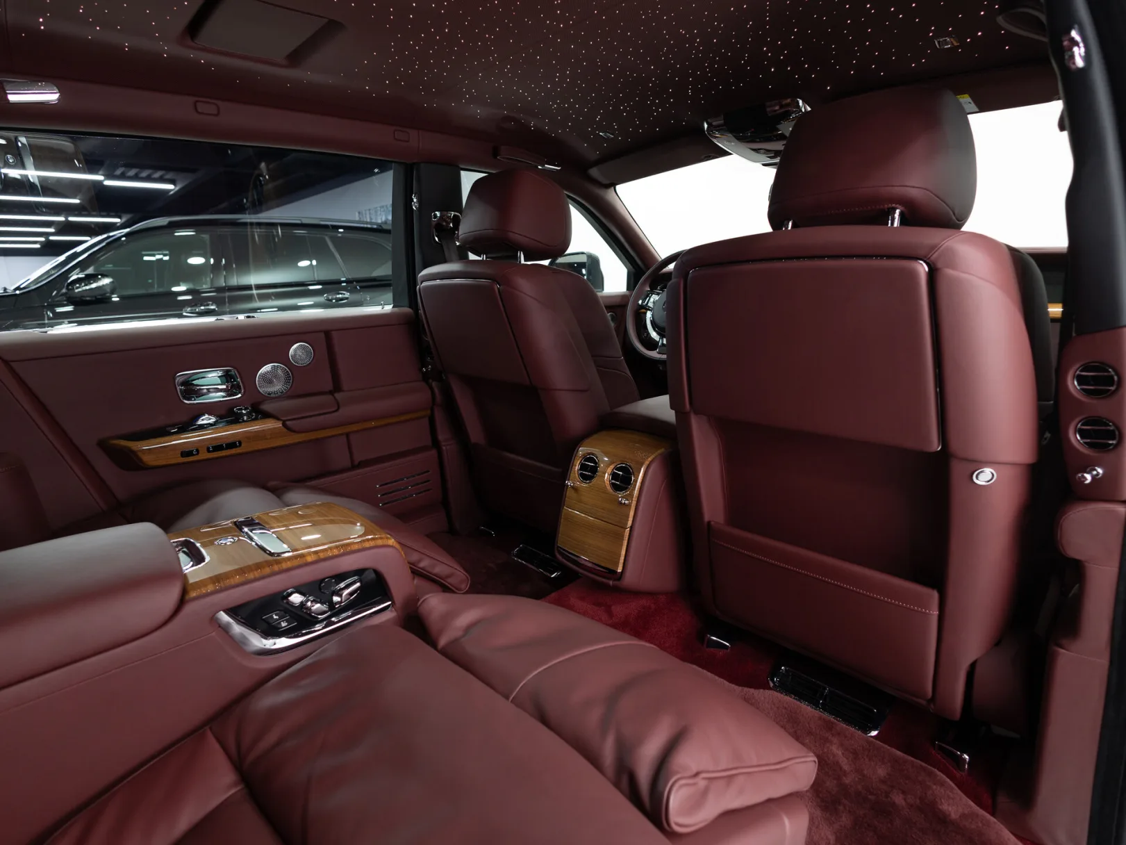 Rolls-Royce Phantom Individual VIII Рестайлинг (Series II), 2024 — экстерьер, фото 17