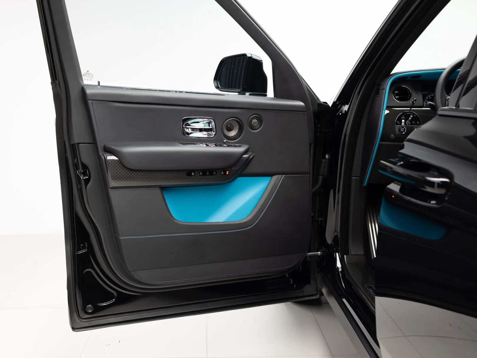 Rolls-Royce Cullinan Individual I (Series I), 2024 — экстерьер, фото 8