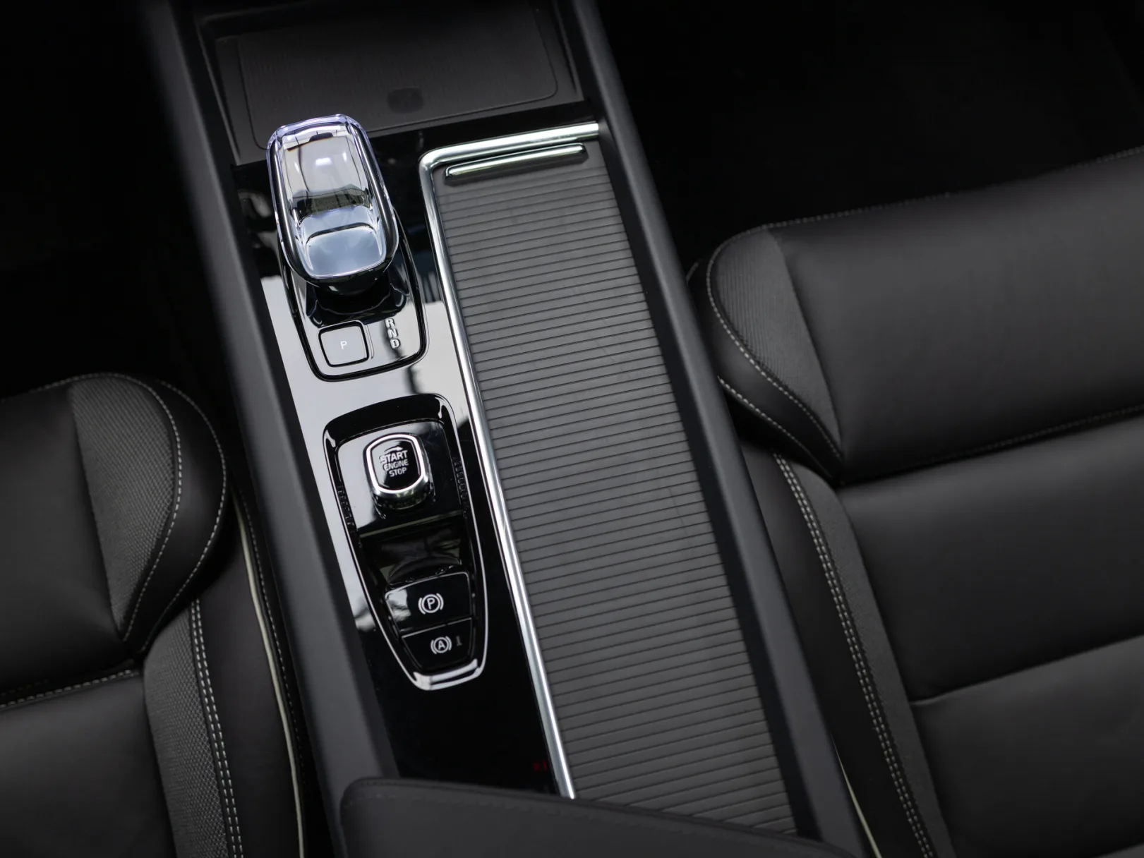 Volvo XC60 Polar Night Black II Рестайлинг 2, 2026 — экстерьер, фото 22