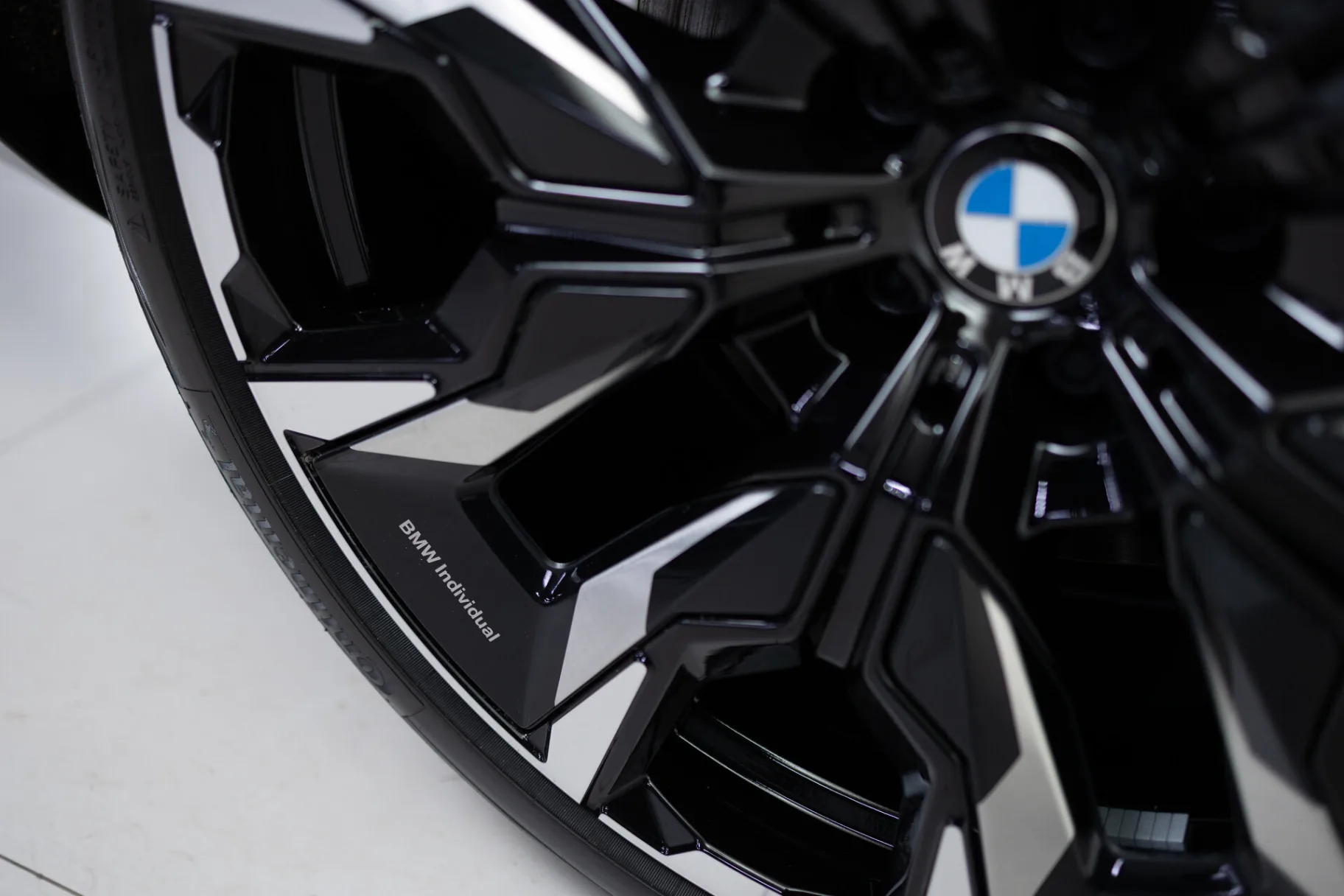 BMW 5 серии 520d xDrive VIII (G60/G61/G68), 2025 — экстерьер, фото 32