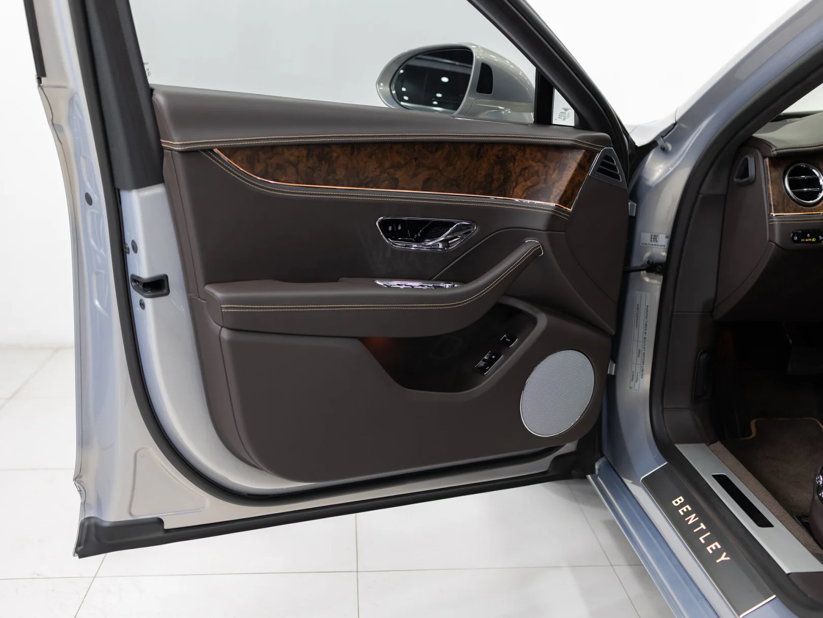 Bentley Flying Spur Individual III, 2022 — экстерьер, фото 8