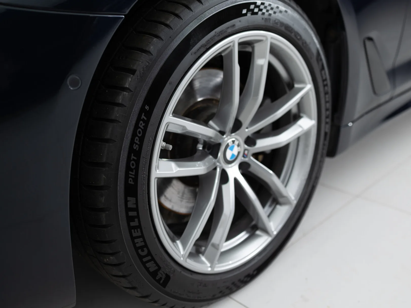 BMW 5 серии 520d xDrive M Sport VII (G30/G31/G38), 2019 — экстерьер, фото 23
