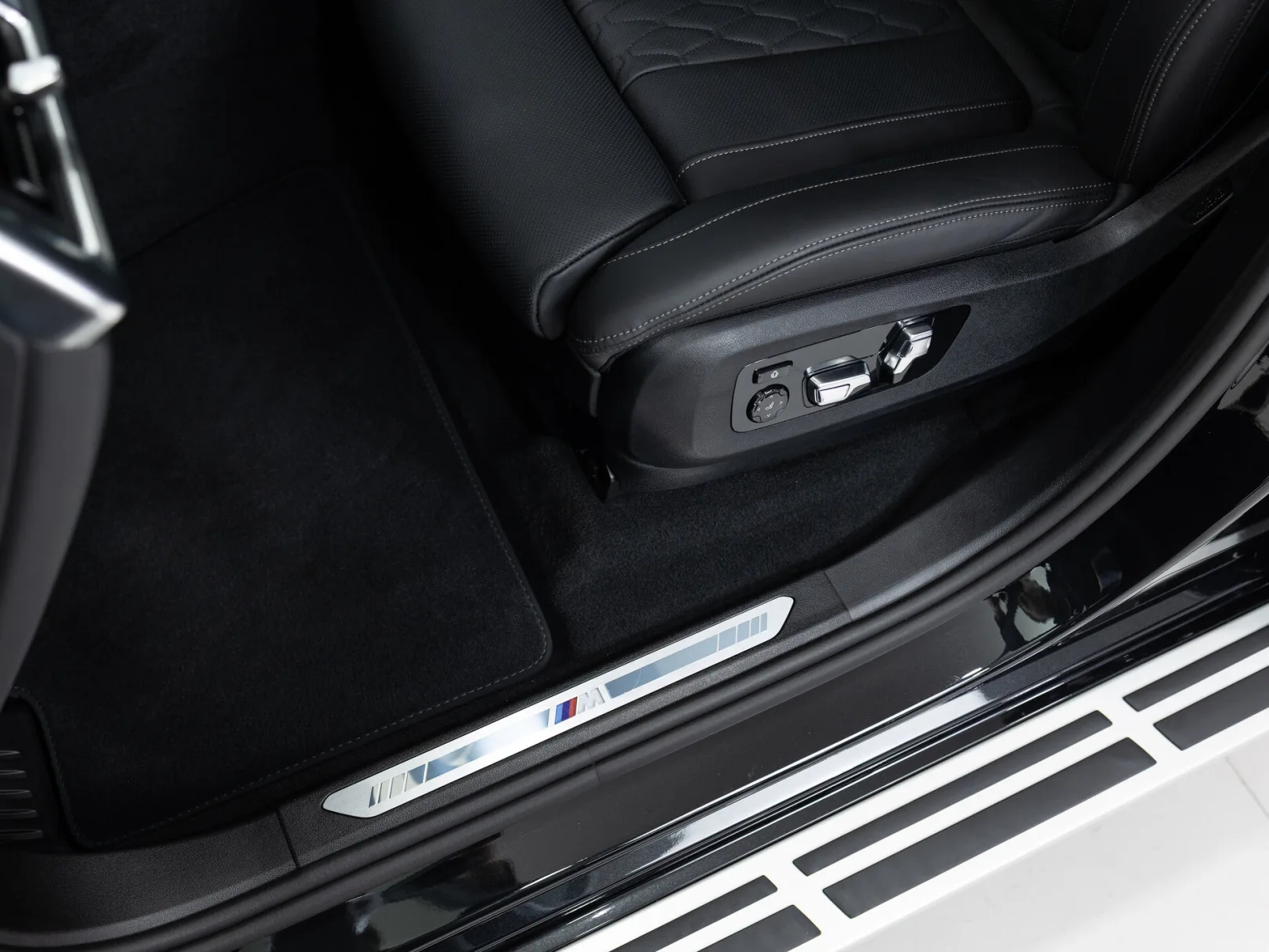 BMW X7 xDrive40d M Sport Pro I (G07) Рестайлинг, 2025 — экстерьер, фото 11