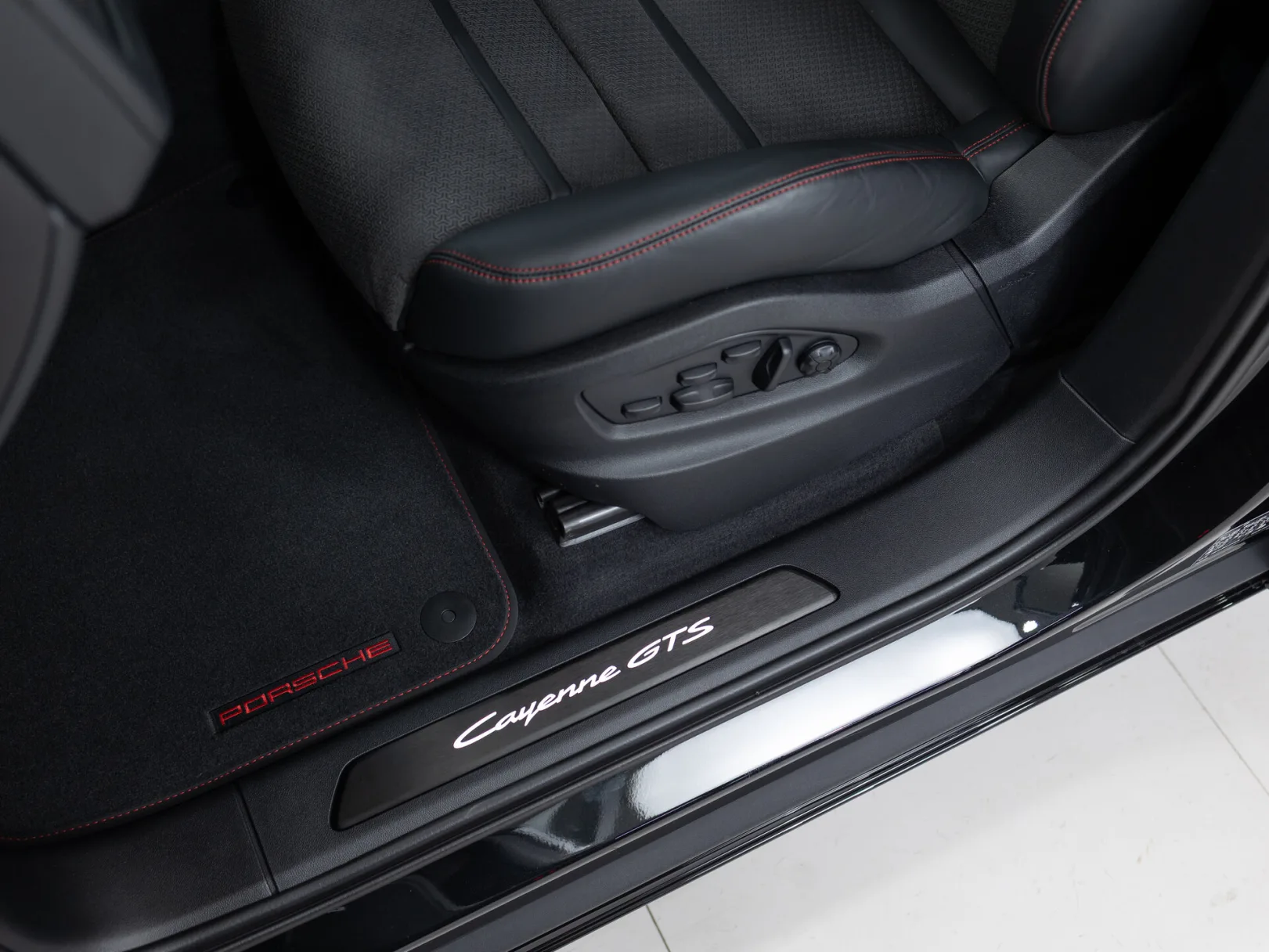 Porsche Cayenne GTS Coupé III Рестайлинг, 2025 — экстерьер, фото 12