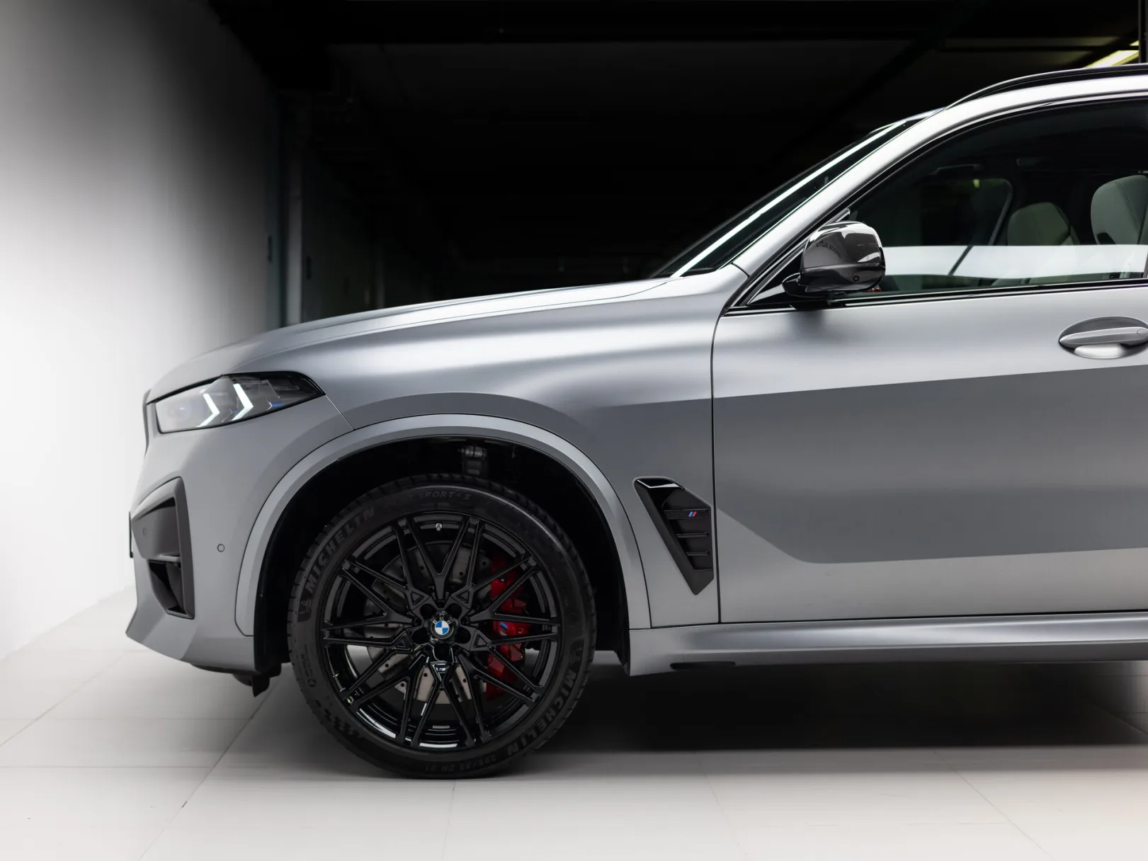 BMW X5 M Competition III (F95) Рестайлинг, 2026 — экстерьер, фото 40