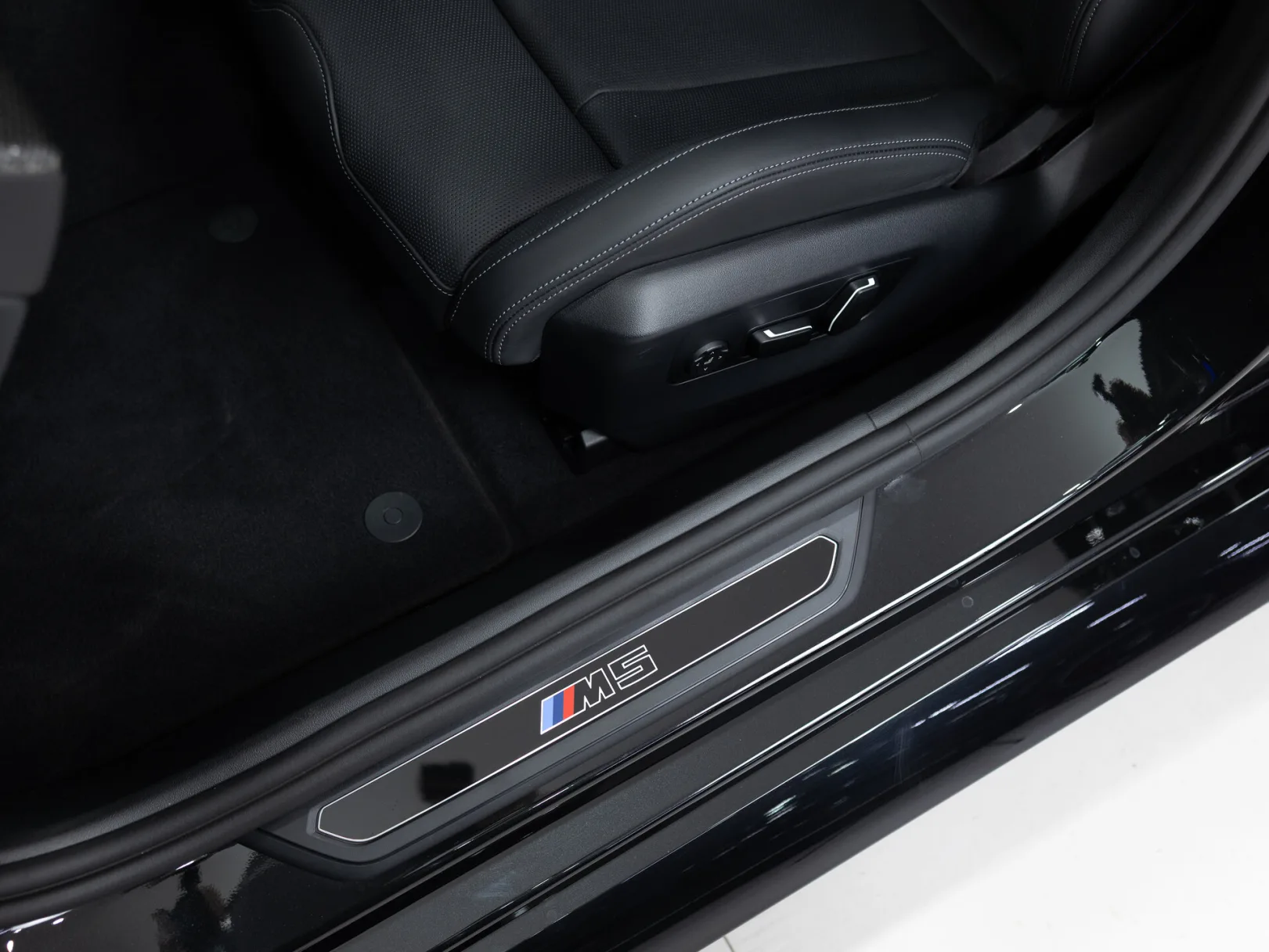 BMW M5 VII (G90), 2025 — экстерьер, фото 12