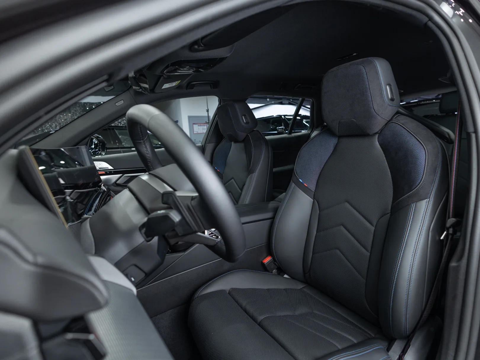 BMW 5 серии 520d xDrive Touring VIII (G60/G61/G68), 2024 — экстерьер, фото 11