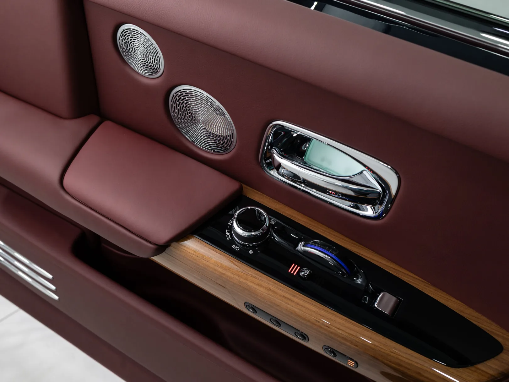 Rolls-Royce Phantom Individual VIII Рестайлинг (Series II), 2024 — экстерьер, фото 21