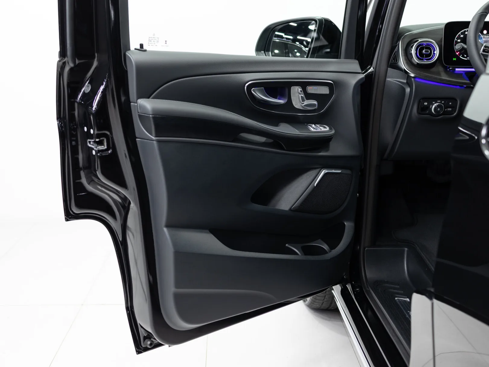 Mercedes-Benz V-Класс Exclusive III (W447) Рестайлинг 2, 2025 — экстерьер, фото 8
