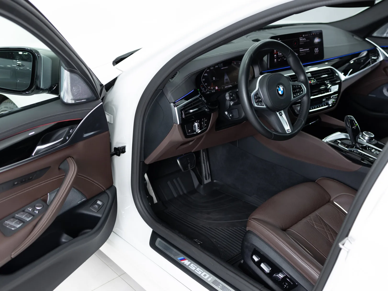 BMW 5 серии M550i xDrive M Special Edition 21 VII (G30/G31/G38) Рестайлинг, 2022 — экстерьер, фото 7