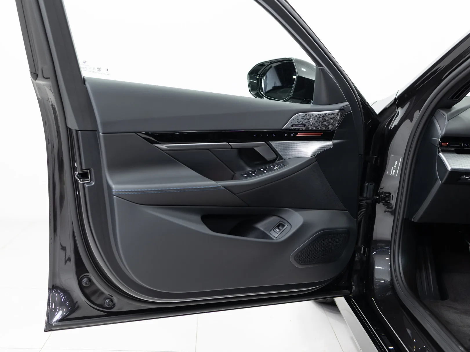 BMW 5 серии 520d xDrive Touring VIII (G60/G61/G68), 2024 — экстерьер, фото 8