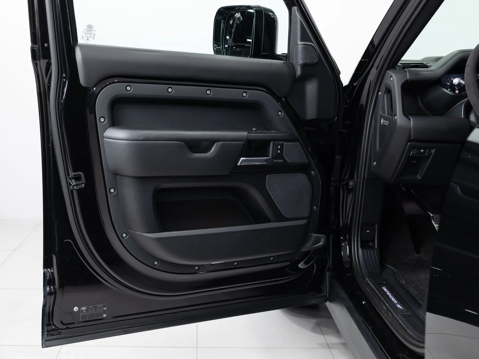 Land Rover Defender Bond Edition II, 2021 — экстерьер, фото 8