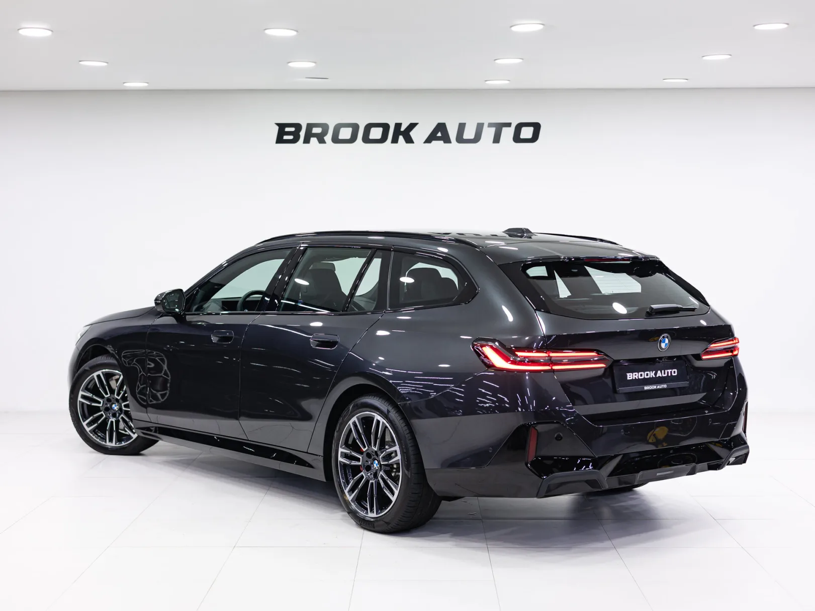 BMW 5 серии 520d xDrive Touring VIII (G60/G61/G68), 2024 — экстерьер, фото 4