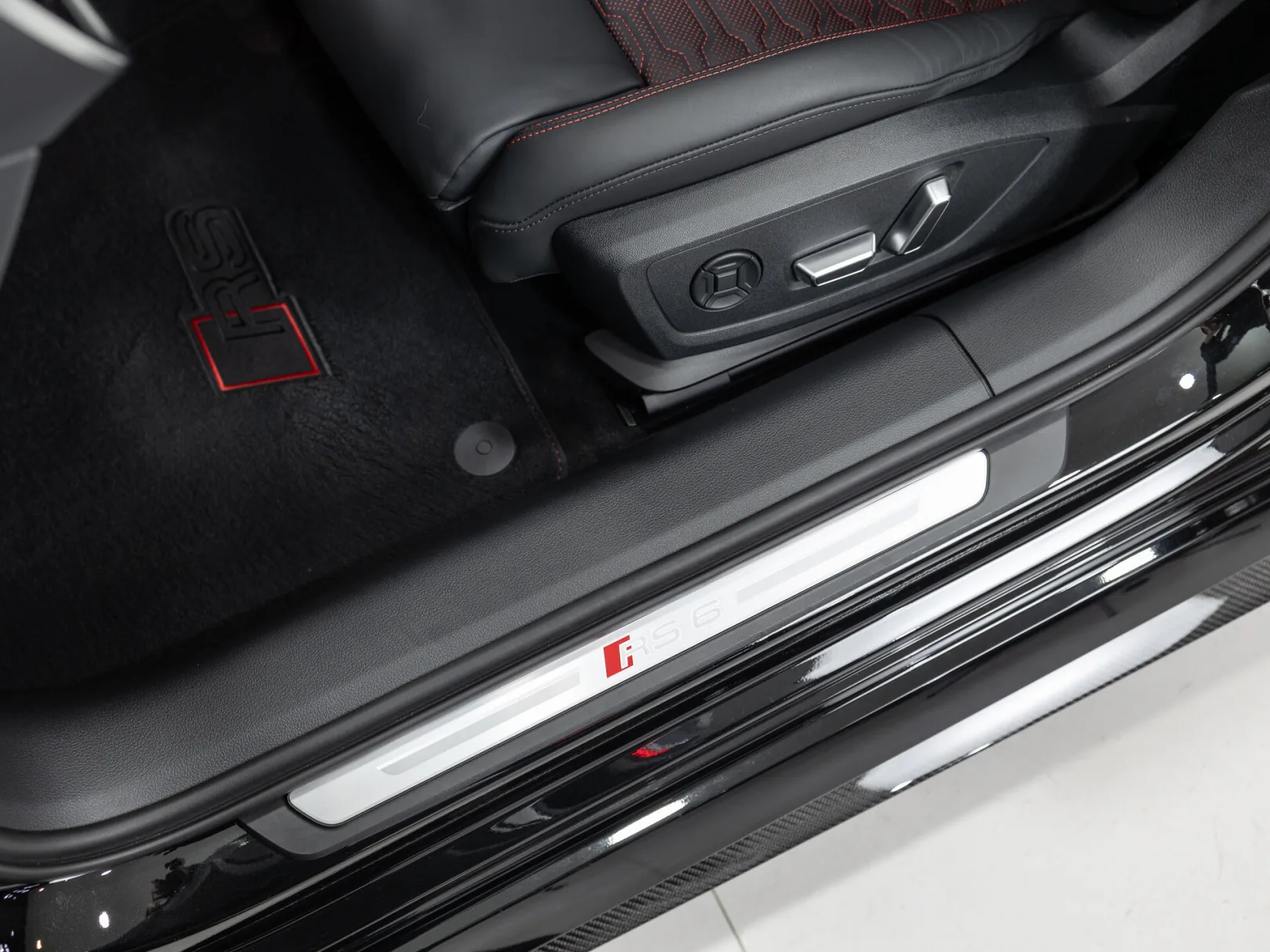 Audi RS 6 RS6 Avant performance IV (C8), 2025 — экстерьер, фото 12