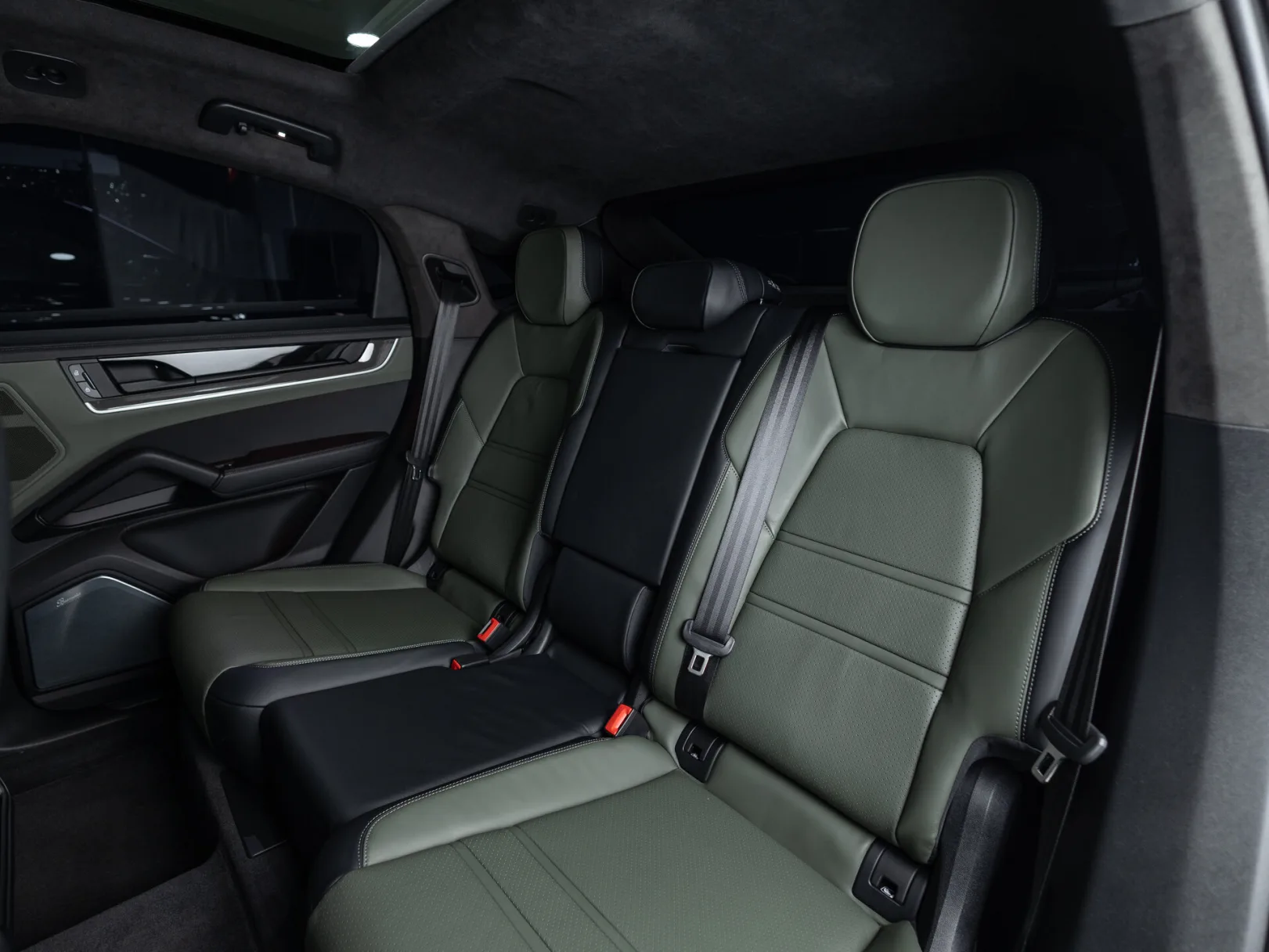 Porsche Cayenne Turbo E-Hybrid Coupé III Рестайлинг, 2024 — экстерьер, фото 31