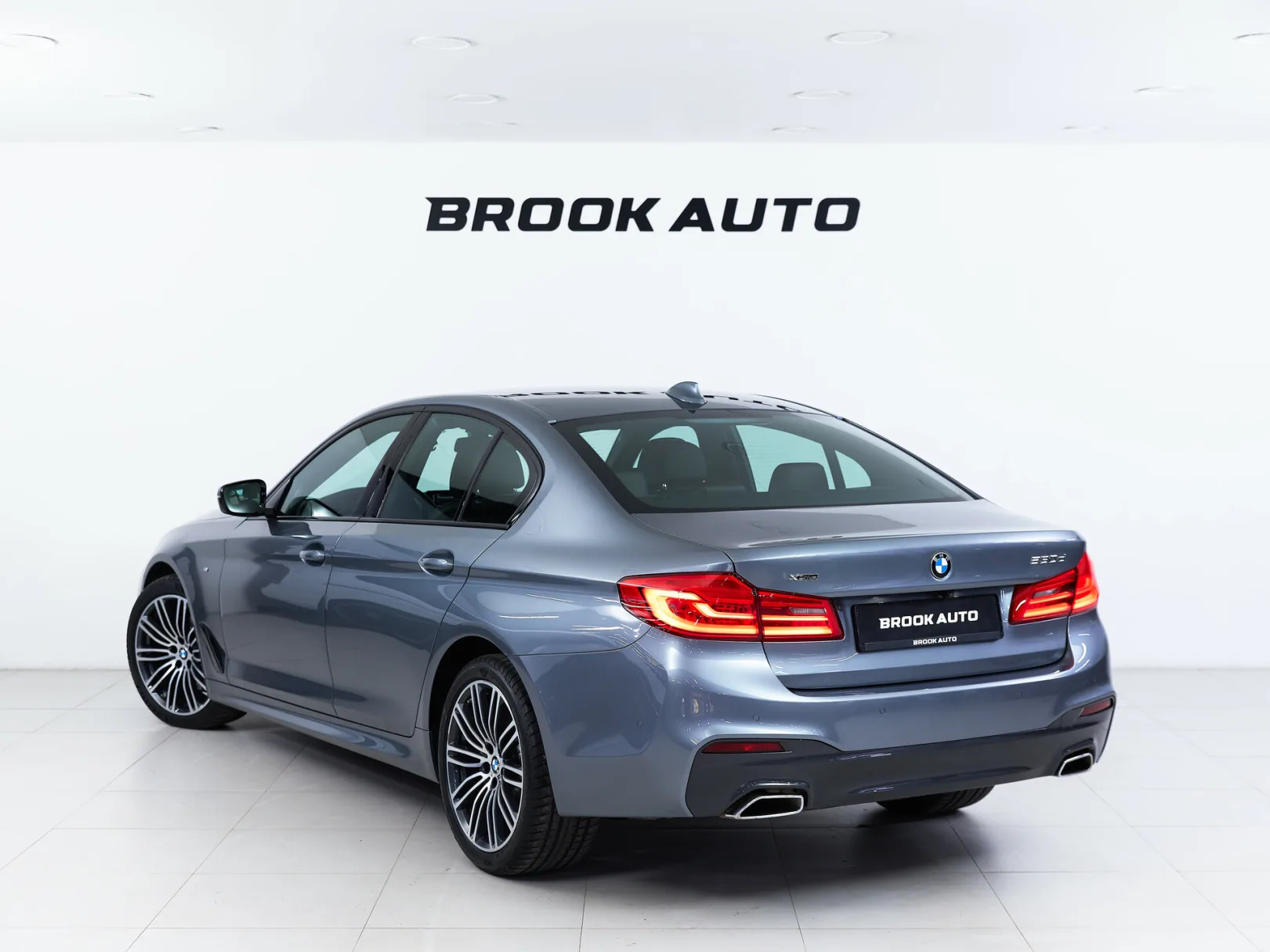 BMW 5 серии 530d xDrive M Sport VII (G30/G31/G38), 2020 — экстерьер, фото 6
