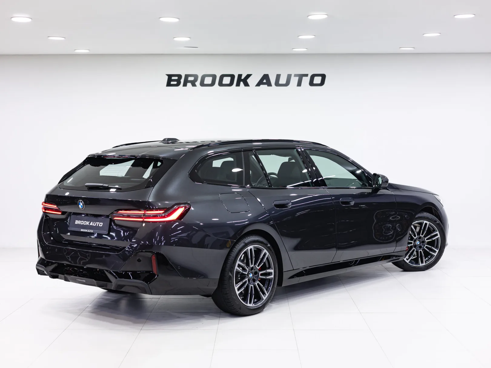 BMW 5 серии 520d xDrive Touring VIII (G60/G61/G68), 2024 — экстерьер, фото 6