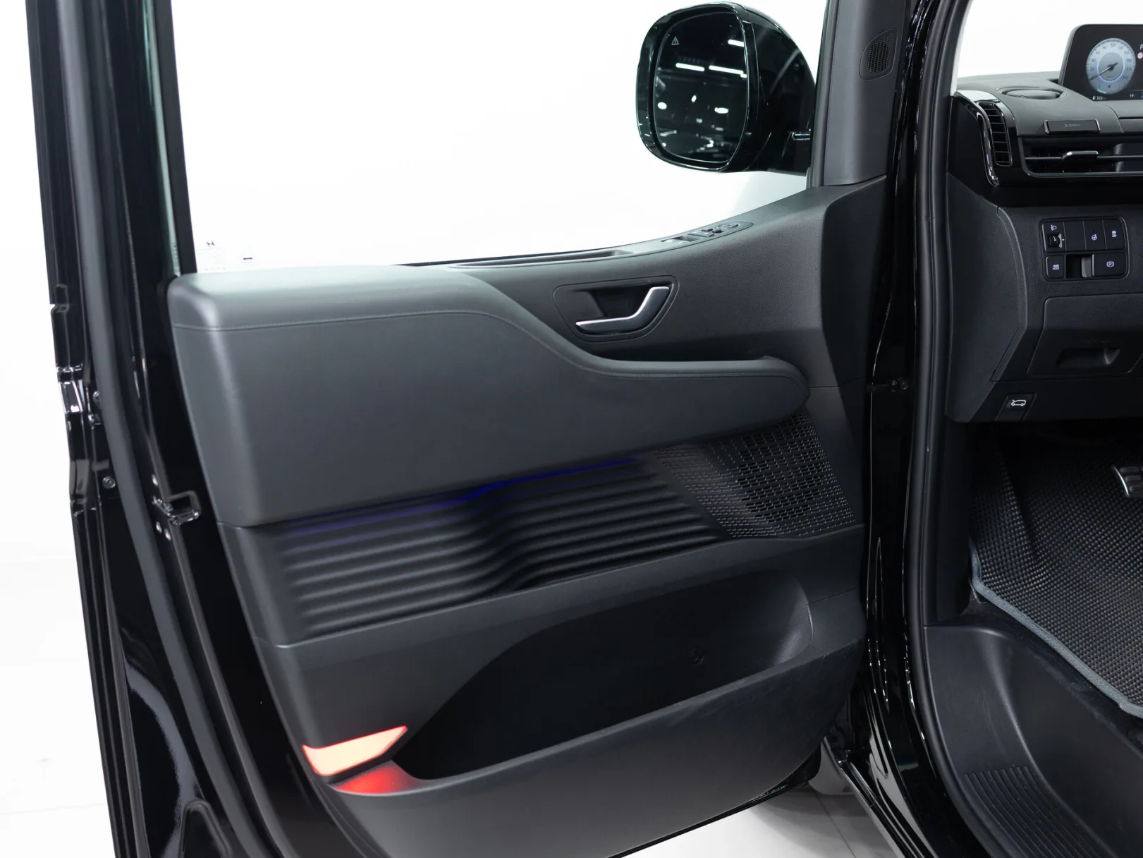 Hyundai Staria I, 2023 — экстерьер, фото 8