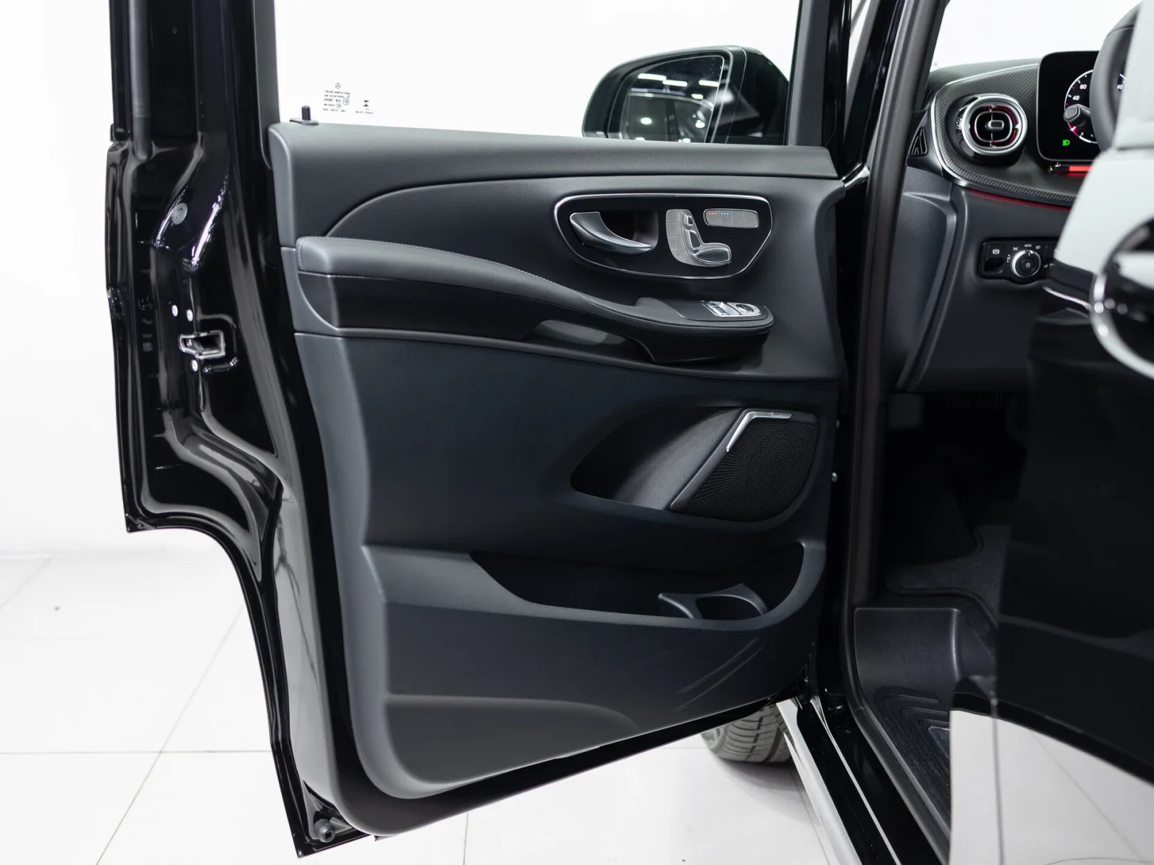 Mercedes-Benz V-Класс Exclusive AMG Line III (W447) Рестайлинг 2, 2025 — экстерьер, фото 8