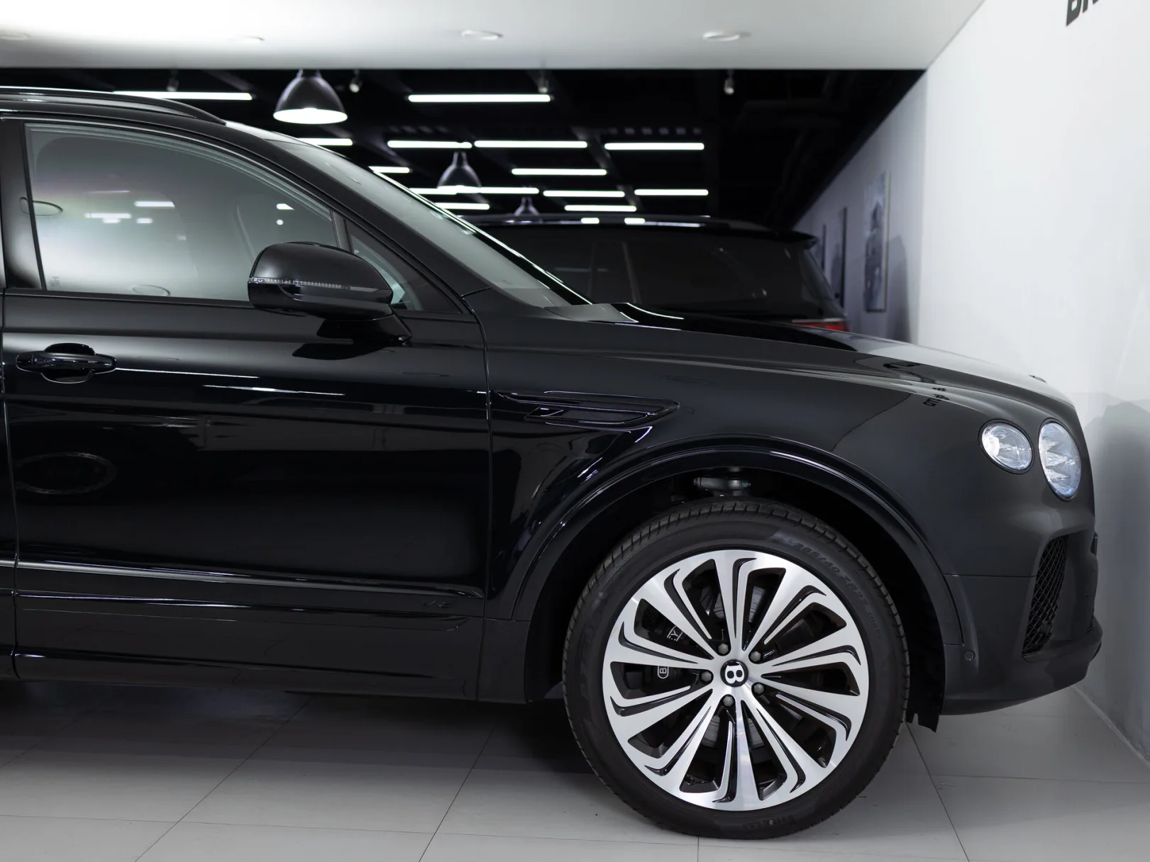 Bentley Bentayga Individual I Рестайлинг, 2022 — экстерьер, фото 30
