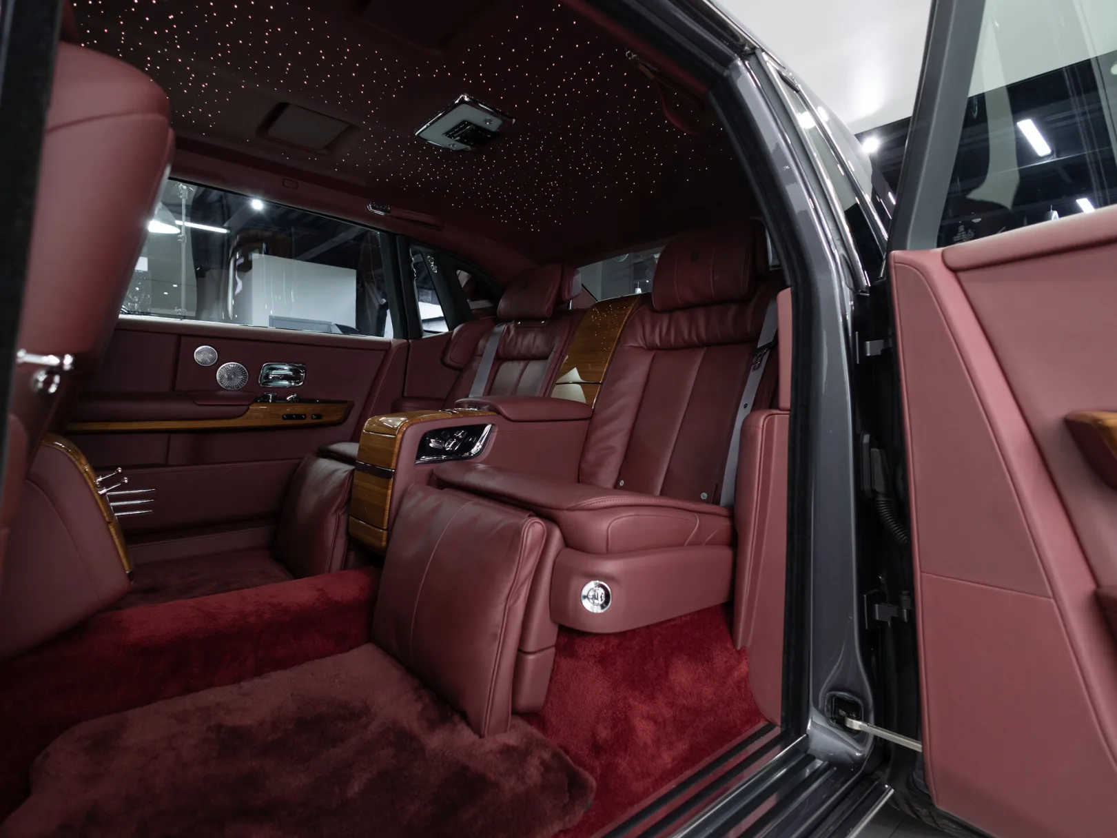 Rolls-Royce Phantom Individual VIII Рестайлинг (Series II), 2024 — экстерьер, фото 7