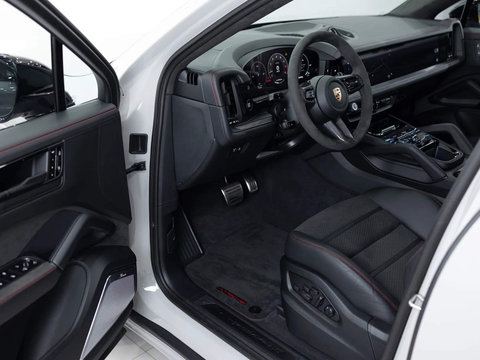 Porsche Cayenne GTS Coupé III Рестайлинг, 2024 — экстерьер, фото 7