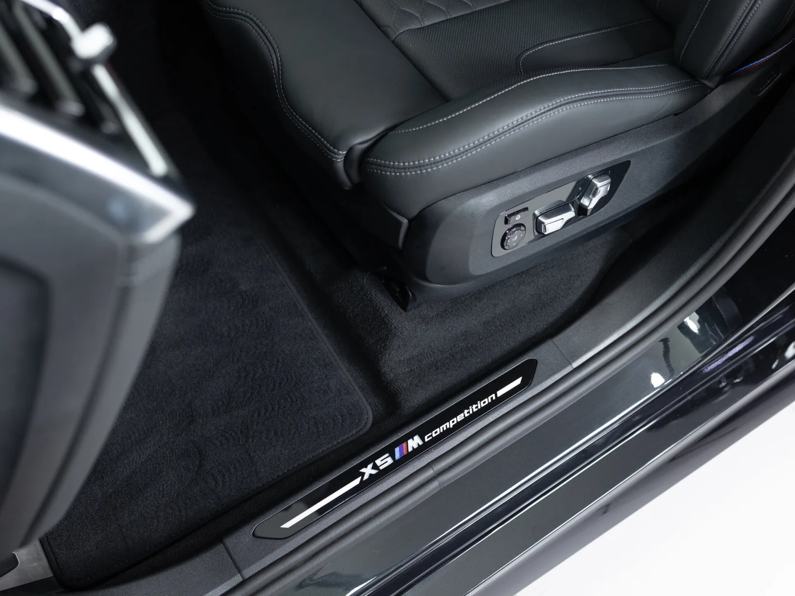 BMW X5 M Competition III (F95) Рестайлинг, 2024 — экстерьер, фото 11