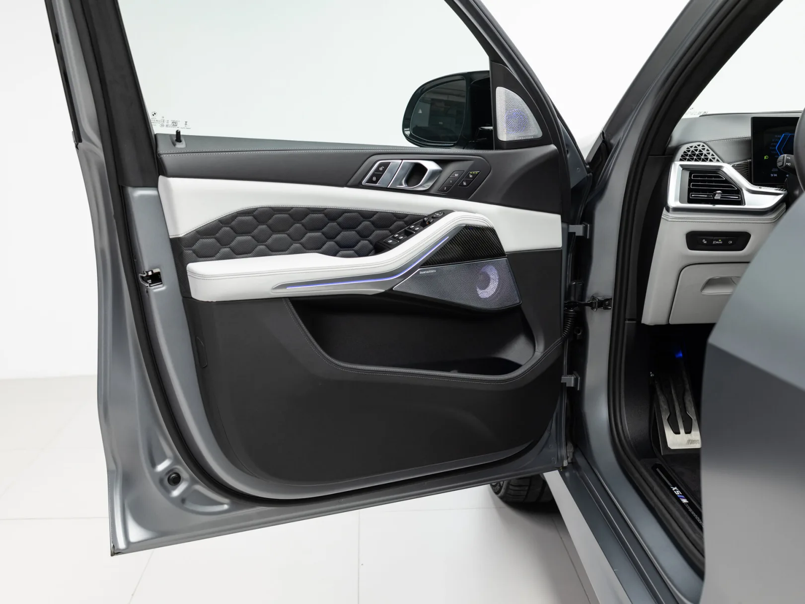 BMW X5 M Competition III (F95) Рестайлинг, 2026 — экстерьер, фото 8