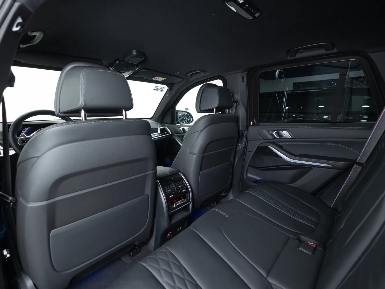 BMW X5 M60i IV (G05/G18) Рестайлинг, 2024 — экстерьер, фото 25