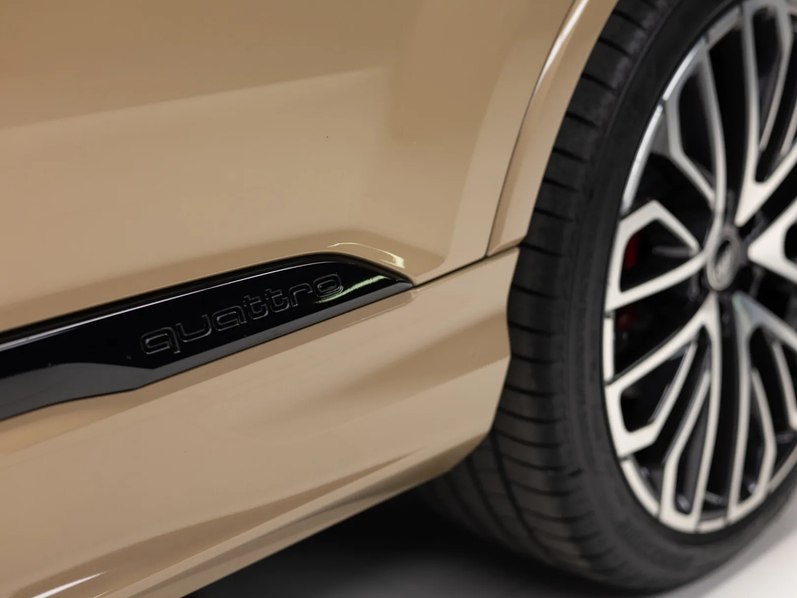 Audi Q7 55 TFSI quattro tiptronic II (4M) Рестайлинг 2, 2024 — экстерьер, фото 36